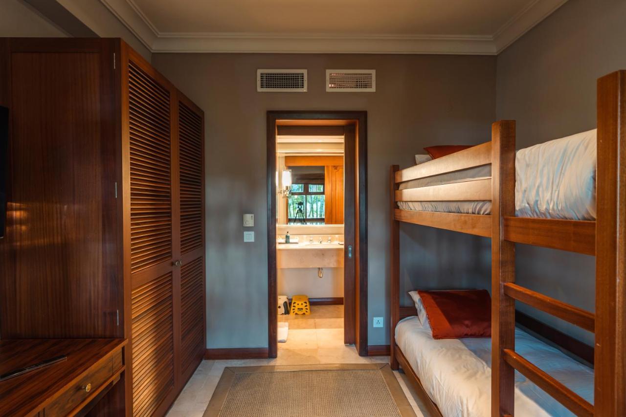 Constance Prince Maurice Poste de Flacq Bagian luar foto A bunk bed in a hotel room