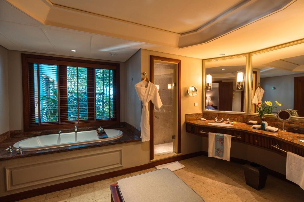 Constance Prince Maurice Poste de Flacq Bagian luar foto A bathroom in a hotel